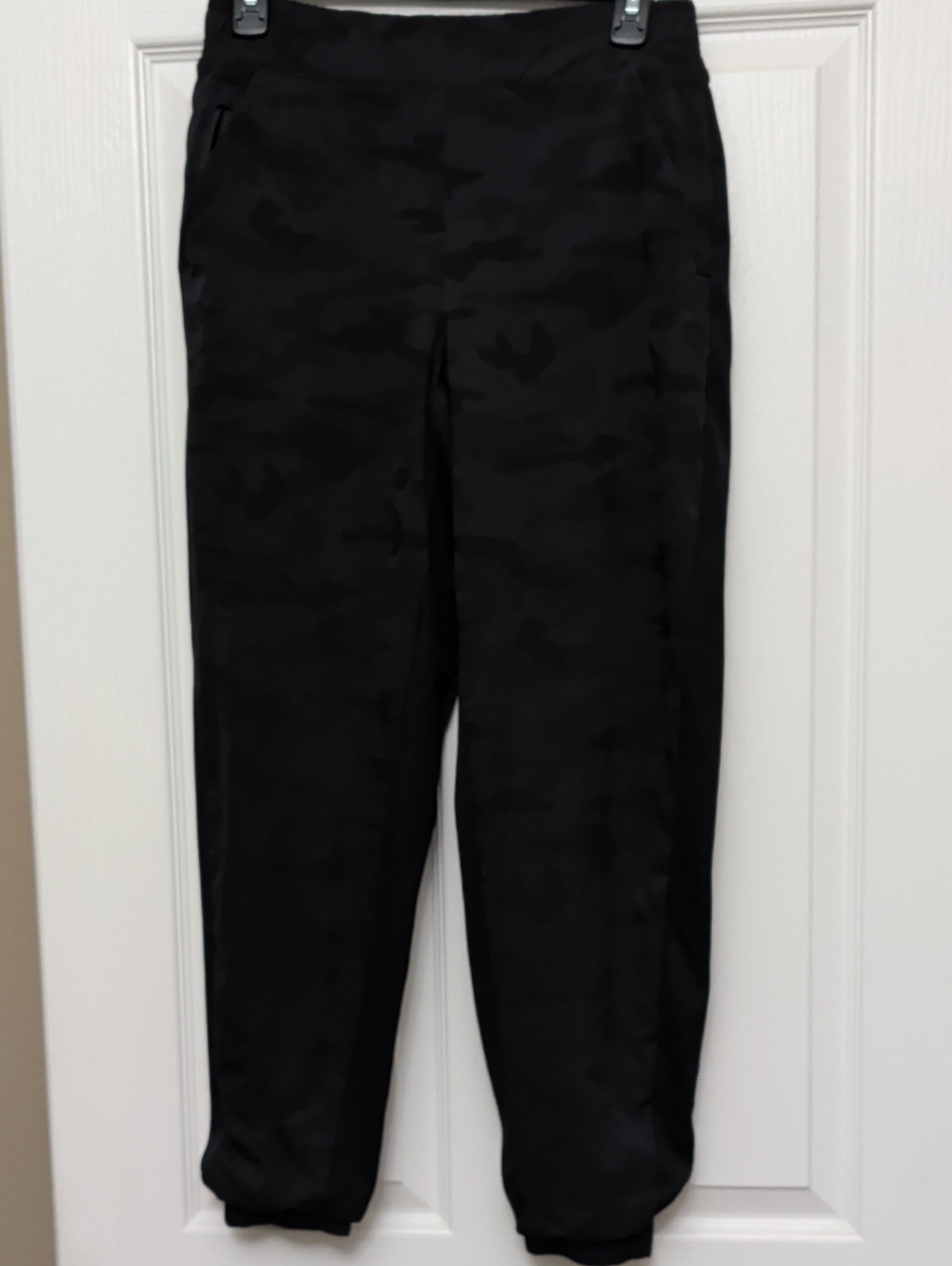 Athleta Hip Hop Tapered Pants Size 4 Black Camo Ribbed Joggers Like new! Hip Hop
